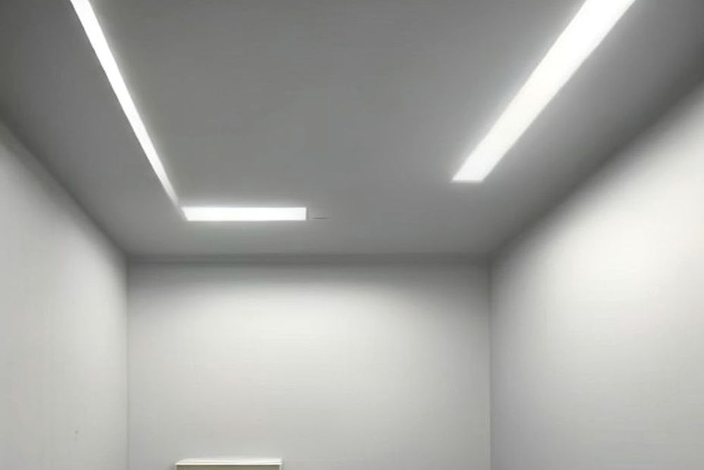 Iluminación LED empotrada encendida en un techo